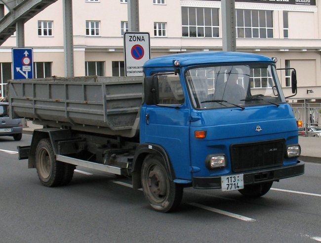 Nákladní automobil s hákovým nosičem kontejnerů Avia A31.