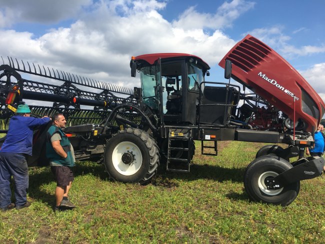 MacDon M1170 NT5 Windrower má homologaci pro provoz po pozemní komunikaci. Jde o evropskou verzi, která má stavitelný rozchod kol.