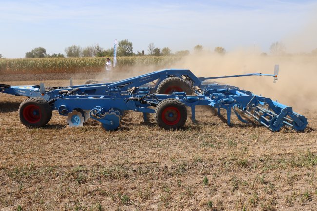 Na ukázku byl do Bratislavy dopraven hybridní kypřič Lemken Koralin, který je reakcí na tlak na omezování chemických přípravků v evropských zemích.