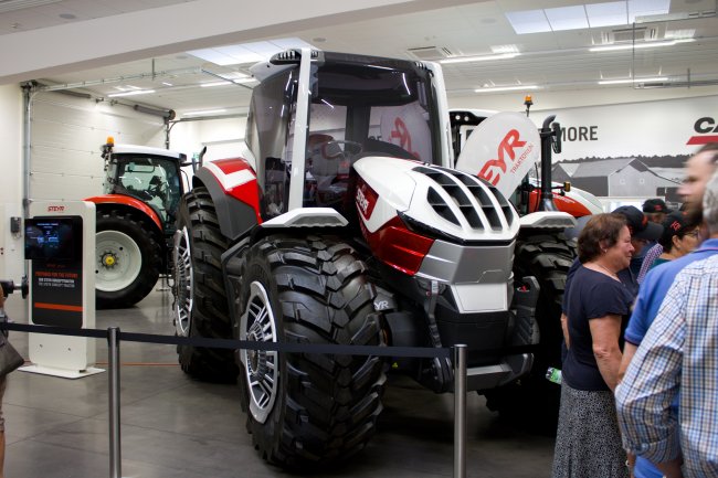 Návštěvníkům byl prezentován koncept traktoru Steyr, jehož hlavní část tvoří modulární hybridní pohon, který se skládá ze spalovacího motoru, generátoru a několika elektrických motorů, které lze individuálně ovládat.