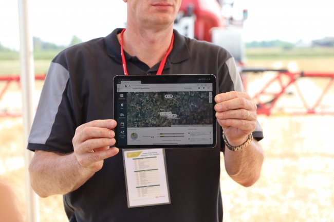 IsoMatch FarmCentre nyní přichází na trh v inovované podobě a je dostupný skrze ovládací terminály IsoMatch Tellus PRO nebo IsoMatch Tellus GO+. Systém slouží pro optimalizaci správy strojového parku.