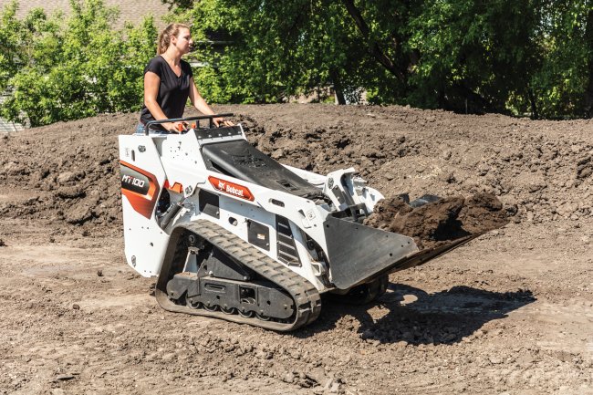 Pásy stroje Bobcat MT100 umožňují jízdu po hotovém povrchu bez obav z oprav a nákladů spojených s jeho poškozením.