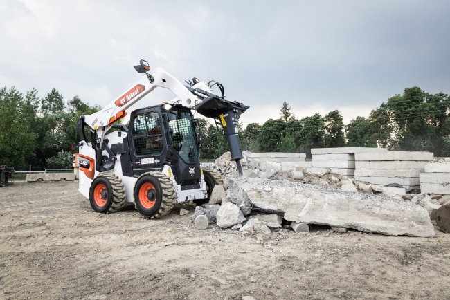 Nová konstrukce ramen strojů Bobcat S86 a T86 umožňuje oběma strojům zvednout a přenést více a dosáhnout dále.