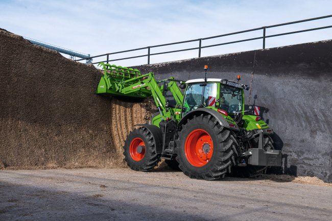 V závislosti na vybrané pracovní činnosti může být traktor Fendt 728 Vario flexibilně dotížen jak vpředu/vzadu, tak v zadních kolech.