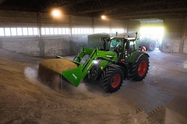 Pro traktory Fendt 700 Vario byl speciálně zkonstruován čelní nakladač Fendt Cargo Pro 6.100, který přemístí náklad do výšky až 4,85 metru.