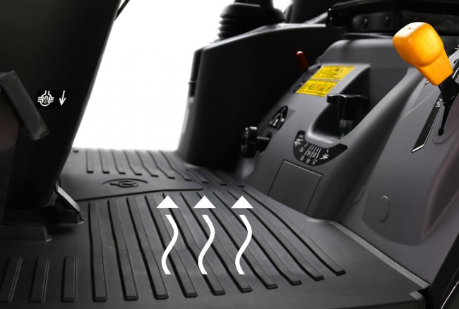 Jedinečné podlahové vytápění v traktoru ISEKI TXGS 24 udržuje nohy obsluhy v teple i v chladném počasí a zajišťuje bezpečnost při ovládání pedálů a vystupování.