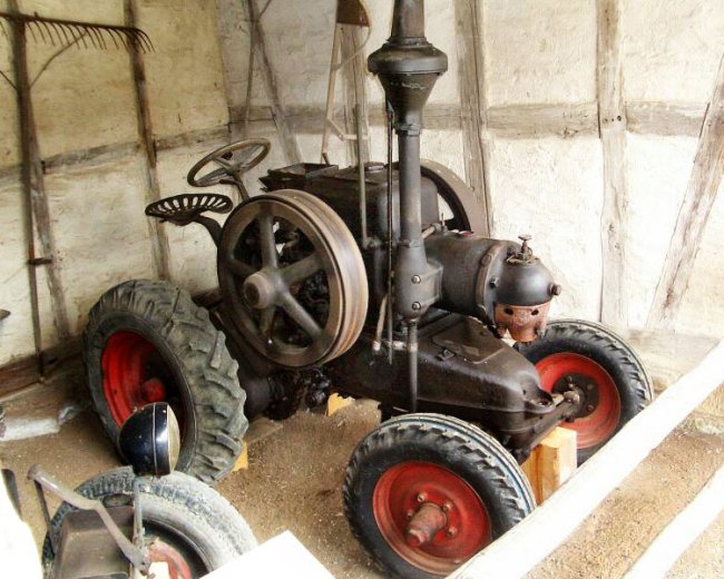 Traktor Lanz Bulldog HL z roku 1921 se zřetelně viditelným motorem se žárovou hlavou.