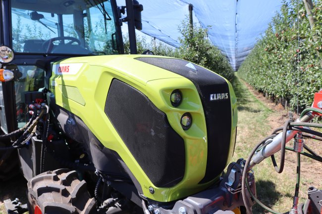 Traktory CLAAS NEXOS získaly nový design ve tvaru písmene Y. Kapota se vyznačuje výraznými obrysy, které ji činí tuhou a zároveň dodávají celému traktoru dynamický vzhled.