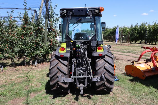 Traktory CLAAS NEXOS se mohou pochlubit vysokou nosností obou závěsů – až 3,11 tuny vzadu a až 2,8 tuny vpředu.