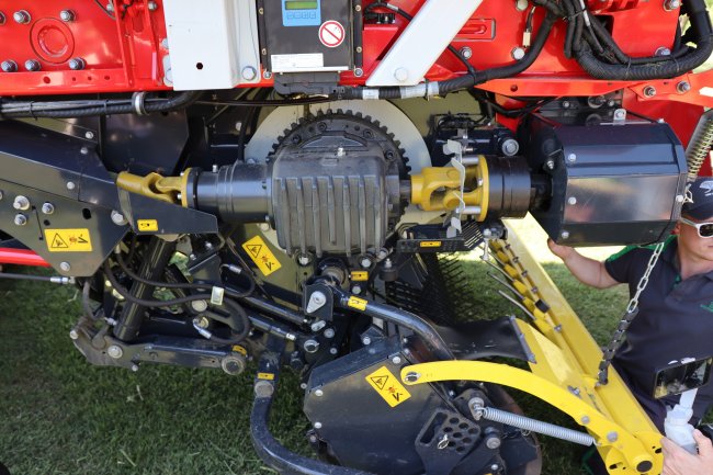 Koncept pohonu senážního vozu Pöttinger JUMBO 8000 je uzpůsoben pro vysoce výkonné traktory.