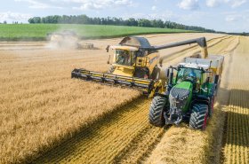 Ohlédnutí za létem aneb žně pod taktovkou ZD Vendolí v podání sklízecích mlátiček New Holland CX