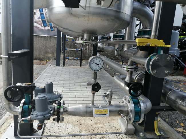 Získaný biometan následně směřuje do vtláčecí stanice, kde se přesně měří složení biometanu a jeho kvalita.