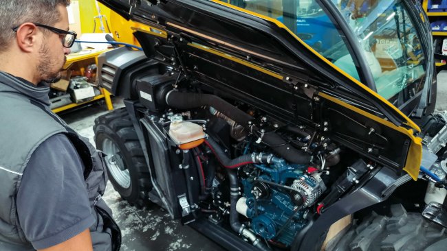 Stroj Dieci Mini Agri 20.4 Smart je osazen tříválcovým motorem Kubota o výkonu 50 koní, který splňuje emisní normu Stage V za pomocí katalyzátoru výfukových plynů a filtru pevných částic.