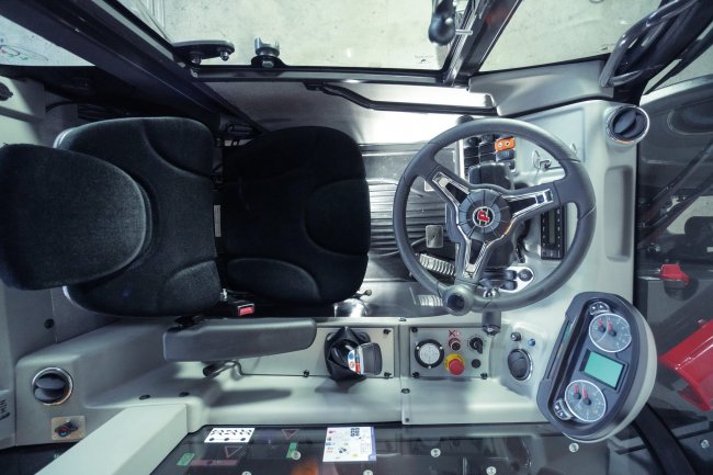Kabina stroje Dieci Mini Agri 20.4 Smart je odhlučněna a uvnitř nalezneme nastavitelný volant, klimatizaci a sedadlo s mechanickým nebo vzduchovým odpružením.