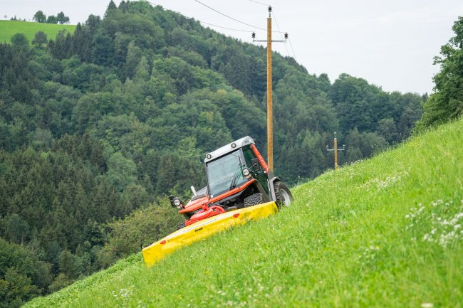 Žací stroj Pöttinger NOVACAT F ALPIN pro práci na strmých svazích.