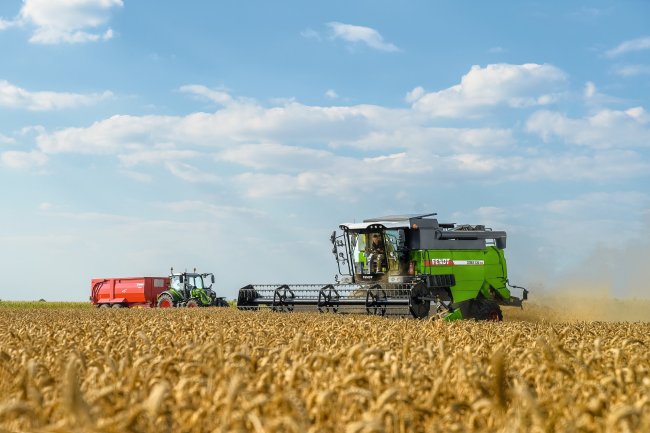 Fendt Corus 518 je standardně k dispozici se zásobníkem na zrno o objemu 5 200 litrů.