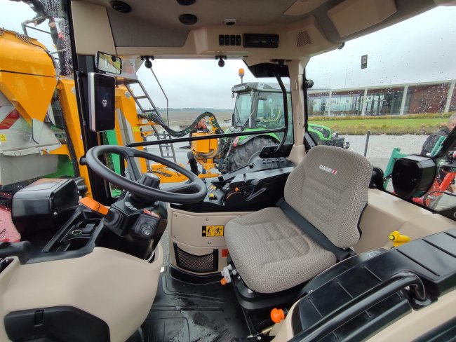 V kabině traktoru Case IH Quantum se nachází vzduchem odpružené sedadlo, na přání pak komfortní sedadlo firmy Grammer. Z provedení interiéru kabiny je zjevné, že konstruktéři převzaly některé prvky z větších traktorů Case IH.