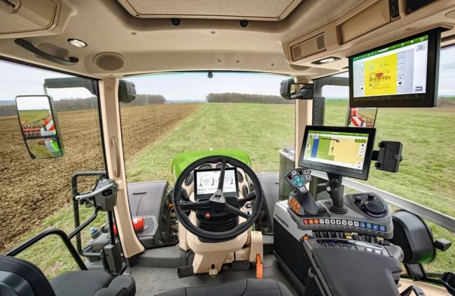 Obě modelové řady využívají jednotný koncept ovládání FendtONE. Na fotografii interiér kabiny traktoru řady Fendt 1000 Vario. 