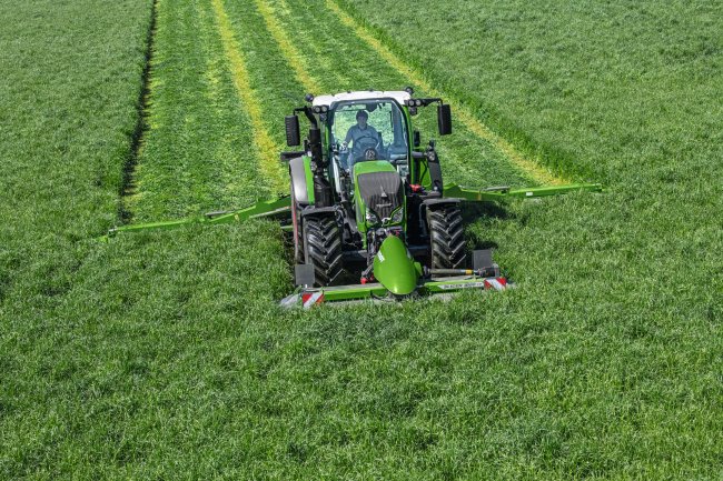 Řada traktorů Fendt 500 Vario je univerzální a ideální pro provoz v rostlinné i živočišné výrobě, lehké polní práce a při sklizni pícnin.