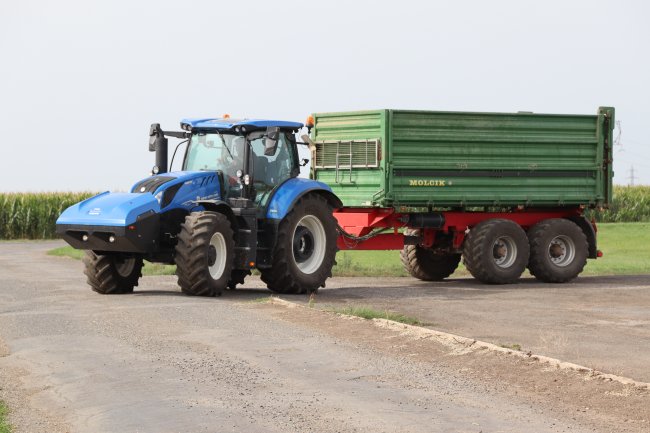Na jedno natankování traktor New Holland T6.180 Methane Power jezdil tři hodiny.