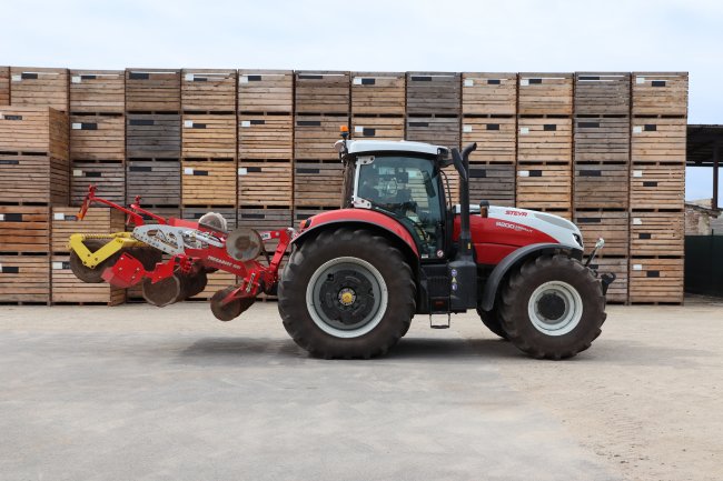 Steyr Absolut 6200 CVT se hodí do tahově náročnějších polních prací, jako je hluboká orba, kypření a podmítka.