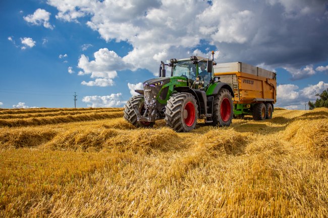 Fendt 930 Vario s velkokapacitním návěsem Joskin Trans-CAP stíhal odvoz komodit od obou kombajnů sám.