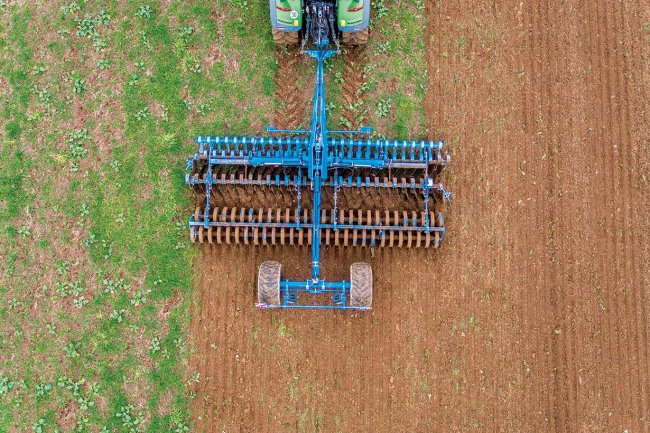 Diskový podmítač Lemken Heliodor 9 je vybaven ozubenými vydutými disky o průměru 510 mm.