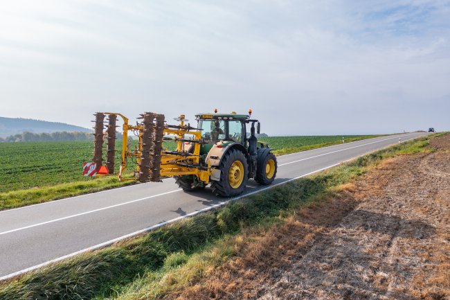 Hlavní výhodou dlátového pluhu BEDNAR TERRALAND TN 4000 HD9 je sklopné provedení. Je tak umožněn bezpečný transport stroje, protože transportní šířka stroje nepřekračuje povolené 3 metry.