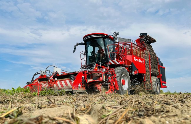 Vyorávací radlice agregátu mají prodlouženou životnost. Optimalizován byl i pohon cepáku, jeho uložení a kryt. Drobné konstrukční změny prodělal i hmatač.