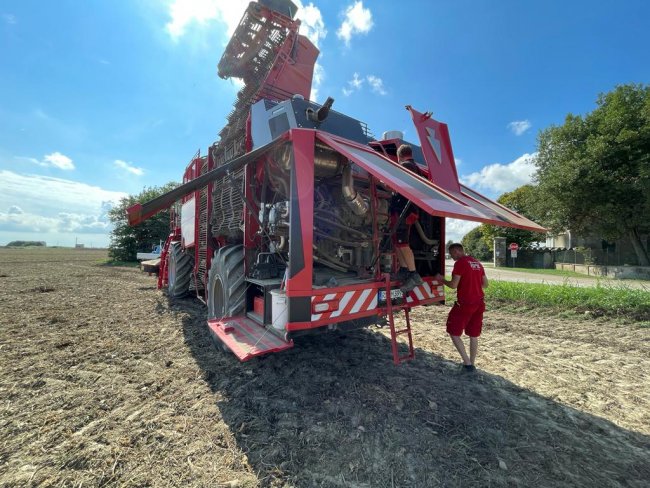 Servisní přístup ke všem důležitým oblastem stroje Holmer Terra Dos 5 je snadný. 