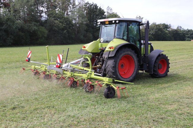 Spolu s traktorem CLAAS ARION 520 se na akci objevil i šestirotorový obraceč CLAAS VOLTO 700.