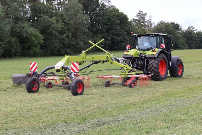 Shrnout píci do řádků přijel do Hostěnic traktor CLAAS ARION 650 s dvourotorovým shrnovačem se stranovým ukládáním řádku CLAAS LINER 1600.