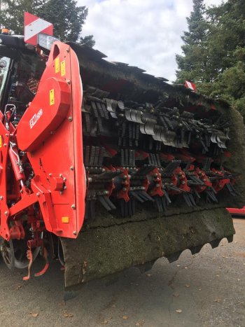 Na prezentovaném stroji Grimme Rexor 6200 třetí generace jsme měli možnost vidět vylepšenou verzi cepáku FM sestavenou ze dvou hřídelí se dvěma typy kladívek.