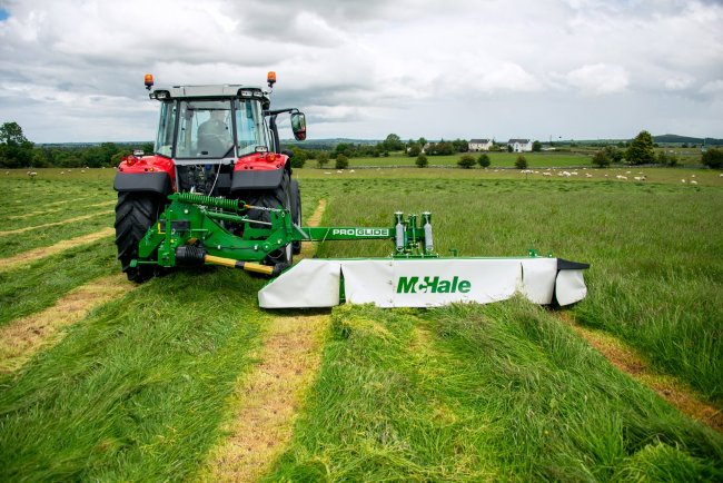Žací stroje McHale Pro Glide od traktoru nevyžadují vysoký výkon.