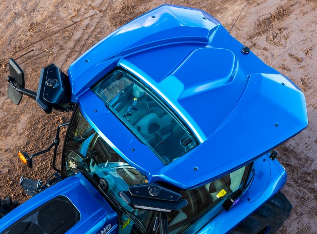 Na střeše traktoru New Holland T4 Electric Power jsou umístěny senzory, kamery a řídicí jednotky, které poskytují traktoru pokročilé autonomní a automatizované funkce.