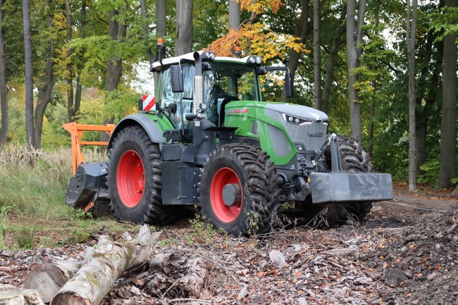 Mulčovač byl agregován s traktorem Fendt 942 Vario (se jmenovitým výkonem 415 koní) s plynulou převodovkou VarioDrive.