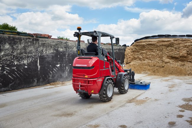 Nakladače pracující v živočišné výrobě jsou často v chodu v omezeném prostoru. Proto je pro Weidemann Hoftrac 1190e k dispozici sklápěcí stříška určená do nízkých stájí. Nabízena je i ochranná stříška v pevném provedení.