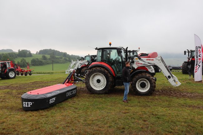 Steyr Compact S přijel se šestirotorovým obracečem SIP SPIDER 615.