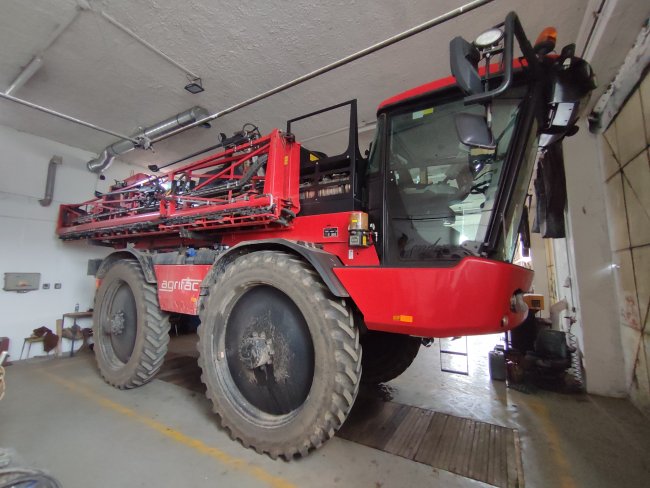 Ochranu rostlin od loňského roku nově zajišťuje samojízdný postřikovač Agrifac Condor V s rameny s pracovním záběrem 36 metrů.