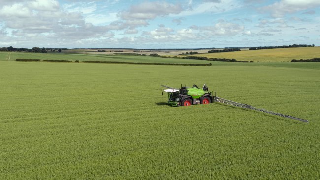 Postřikovače Fendt Rogator přichází nyní na trh s upravenou polohou čidel pro zajištění ještě větší stability výškového vedení ramen.