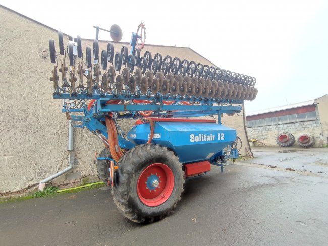 Jednou z prvních větších investic do stroje od BV-Techniky bylo pořízení secího stroje Lemken Solitair 12 v roce 2008.