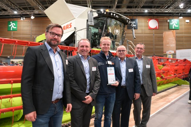 Zástupci firmy CLAAS si převzali ocenění FARM MACHINE.