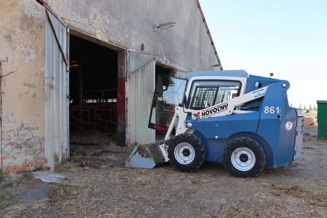 Na farmě se nachází starší stáje, které jsou nízké, stísněné a mají úzké chodby. Z těchto důvodů na farmě dávají přednost smykem řízenému nakladači, který se vyznačuje vysokou manévrovatelností a kompaktními rozměry.