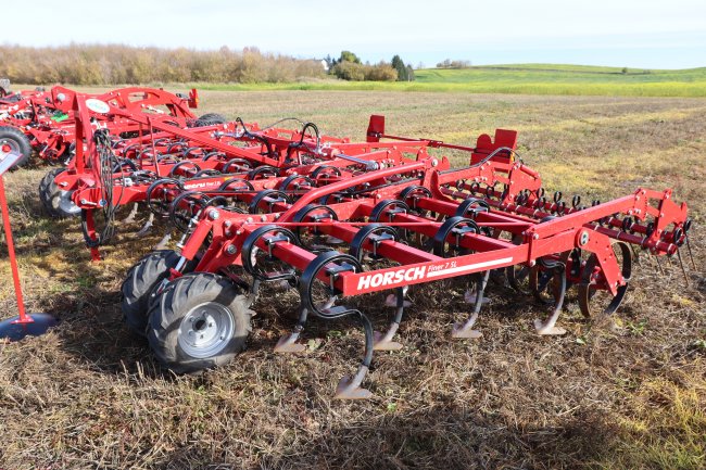 Horsch Finer 7 SL určený pro mělké obdělávání půdy do čtyř centimetrů. Spolehlivě zpracuje celý půdní profil. Zvládne upravit půdu se strništěm, výdrolem, slámou i plevely.