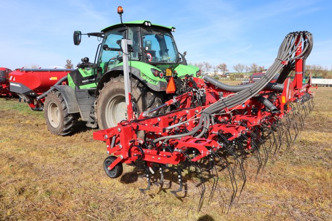 Meziřádkový kypřič Horsch Transformer 6 VF s pracovním záběrem šest metrů. Horsch Transformer VF je unikátní v tom, že všechny pracovní segmenty jsou na rámu posuvné a lze je vybavit různými pracovními orgány.