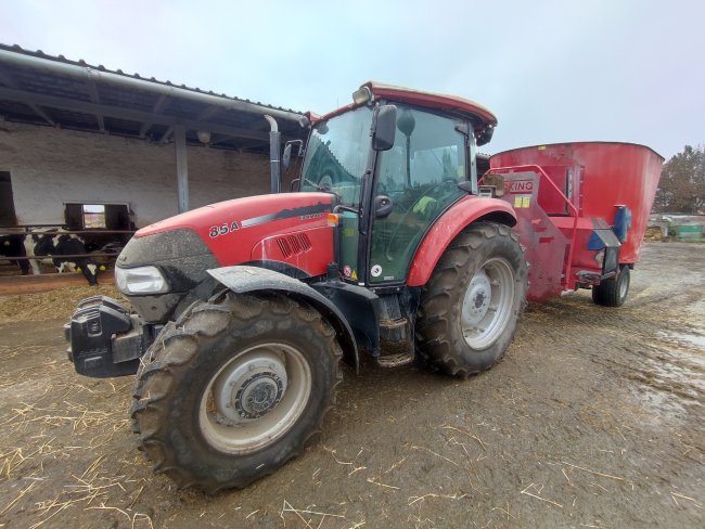 Case IH Farmall 85 A každodenně pracuje s taženým krmným vozem.