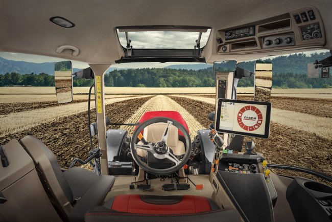 Uvnitř čtyřsloupkové kabiny traktoru Case IH Vestrum CVXDrive obsluha ocení vynikající výhled do všech stran a prvotřídní kvalitu čalounění.