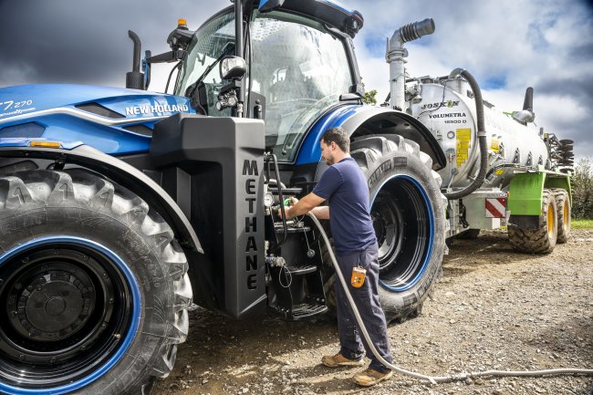 Doplňování paliva je stejně snadné jako u dieselového traktoru New Holland T7.