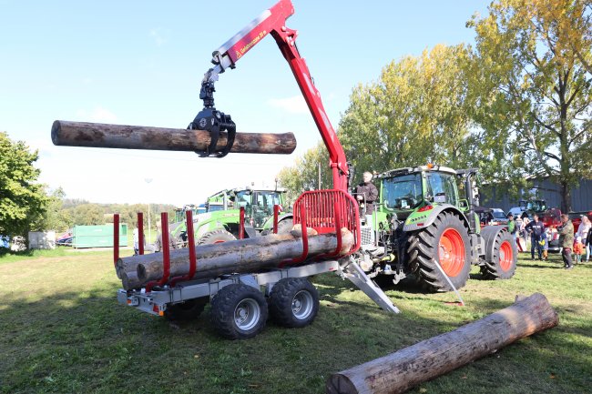 Návštěvníkům se prakticky předvedl traktorový vyvážecí vlek Schlang & Reichart SR 1100.