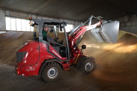 Weidemann 1390 pomáhá s manipulací těžkých břemen na kozí Farmě pod lesem